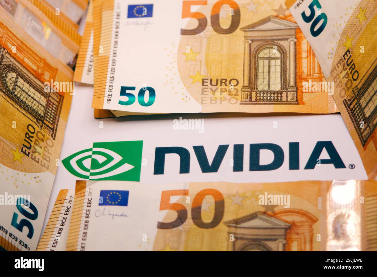 17 janvier 2025, Florence Italie, dans cette illustration photo, logo Envidia avec billets en euros. Banque D'Images