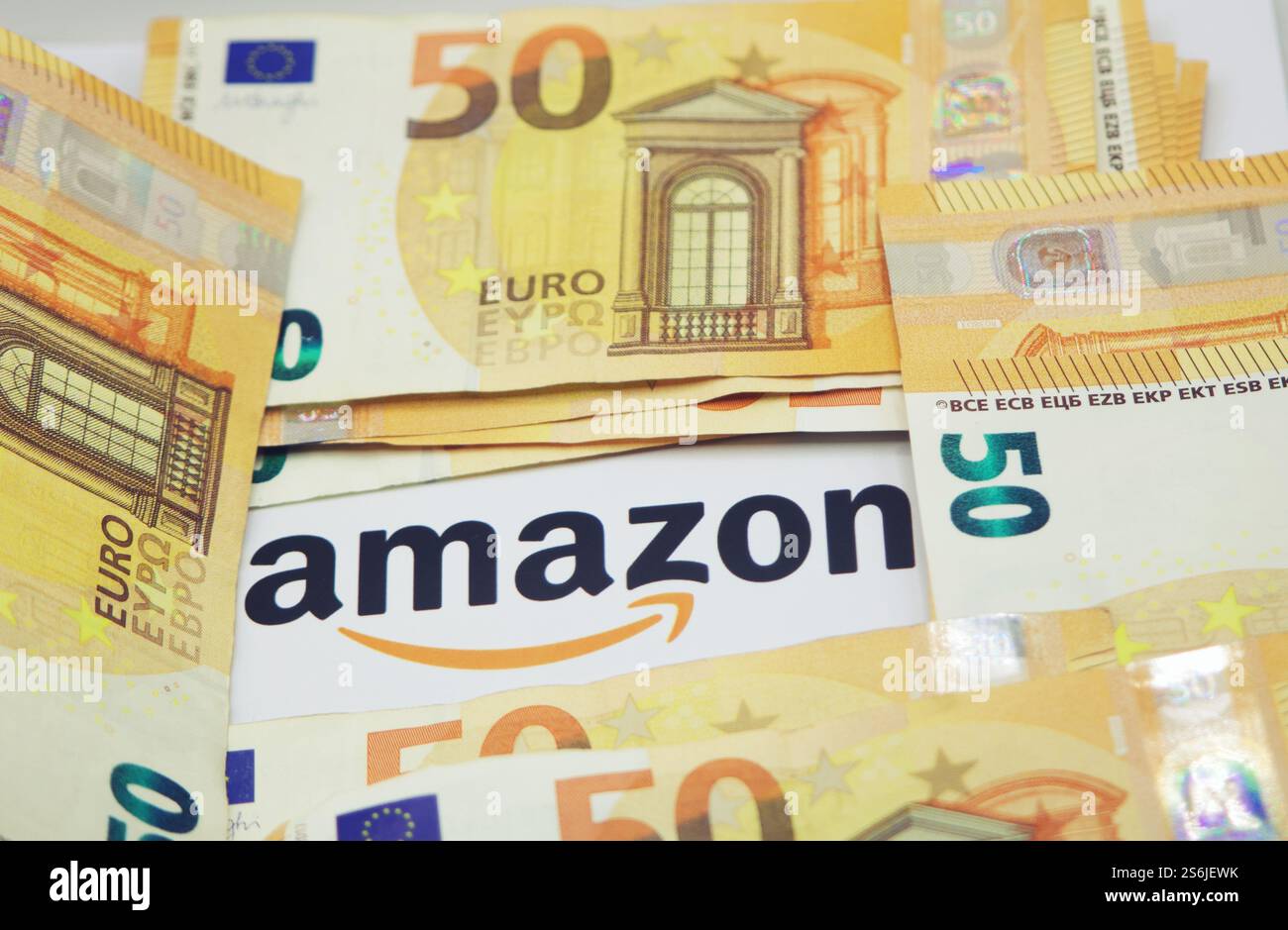 17 janvier 2025, Florence Italie, dans cette illustration photo, logo Amazon avec billets en euros. Banque D'Images