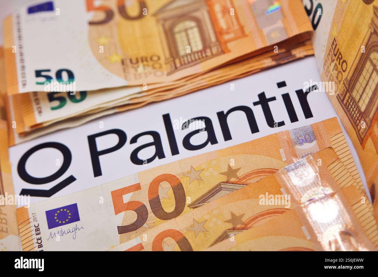 17 janvier 2025, Florence, Italie, dans cette illustration photo, logo Palantir avec billets en euros. Banque D'Images