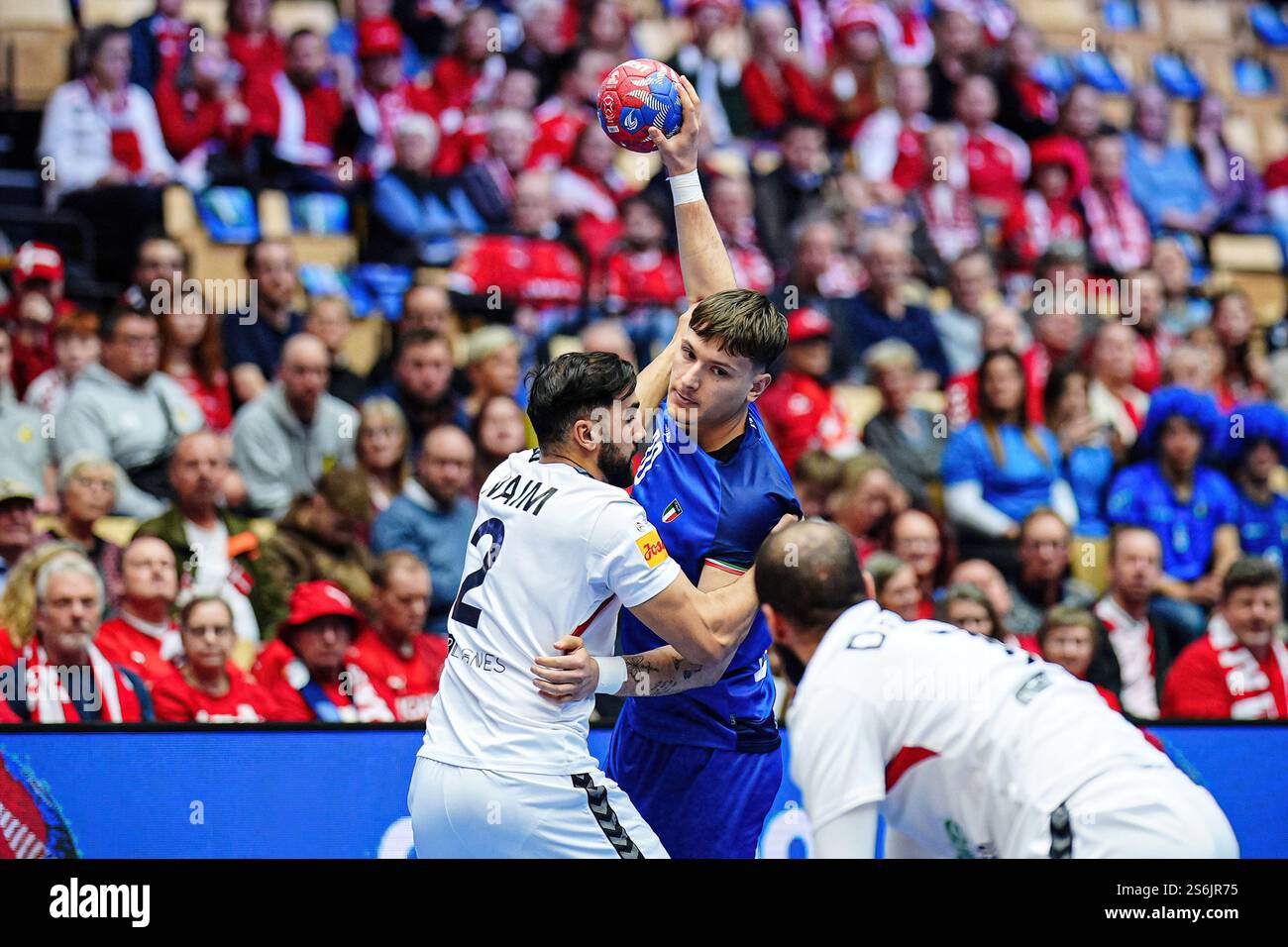 Hani Abderrafik Bounab (algérien, #02), Tommaso Romei (Italien, #30) DEN, Italien v. Algerien, handball, IHF Weltmeisterschaft 2025, Gruppe B, Spieltag 2, 16.01.2025 Foto : Eibner-Pressefoto/Marcel von Fehrn Banque D'Images