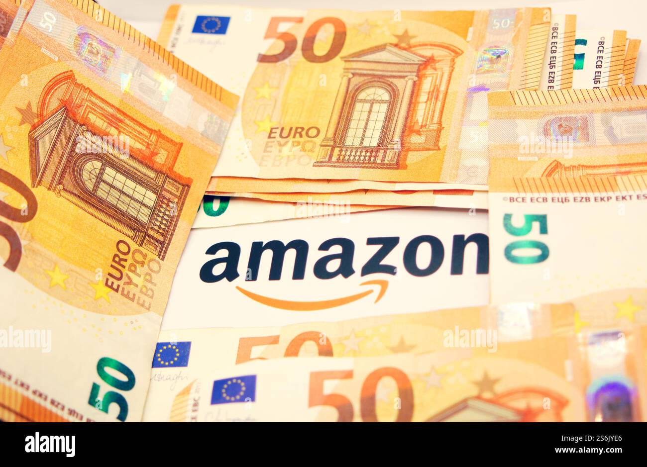 17 janvier 2025, Florence Italie, dans cette illustration photo, logo Amazon avec billets en euros. Banque D'Images