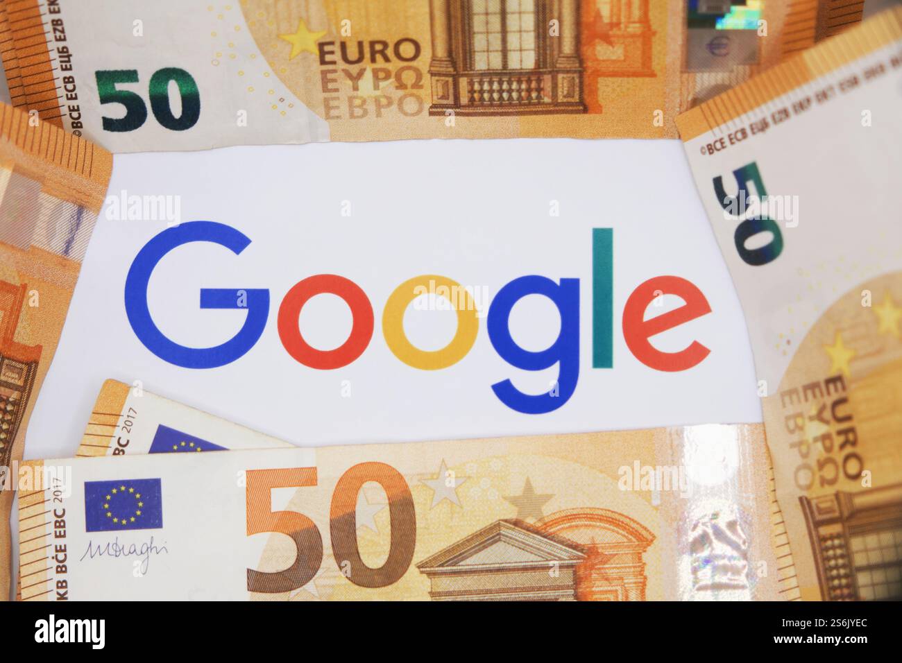 17 janvier 2025, Florence Italie, dans cette illustration photo, logo Google avec billets en euros. Banque D'Images