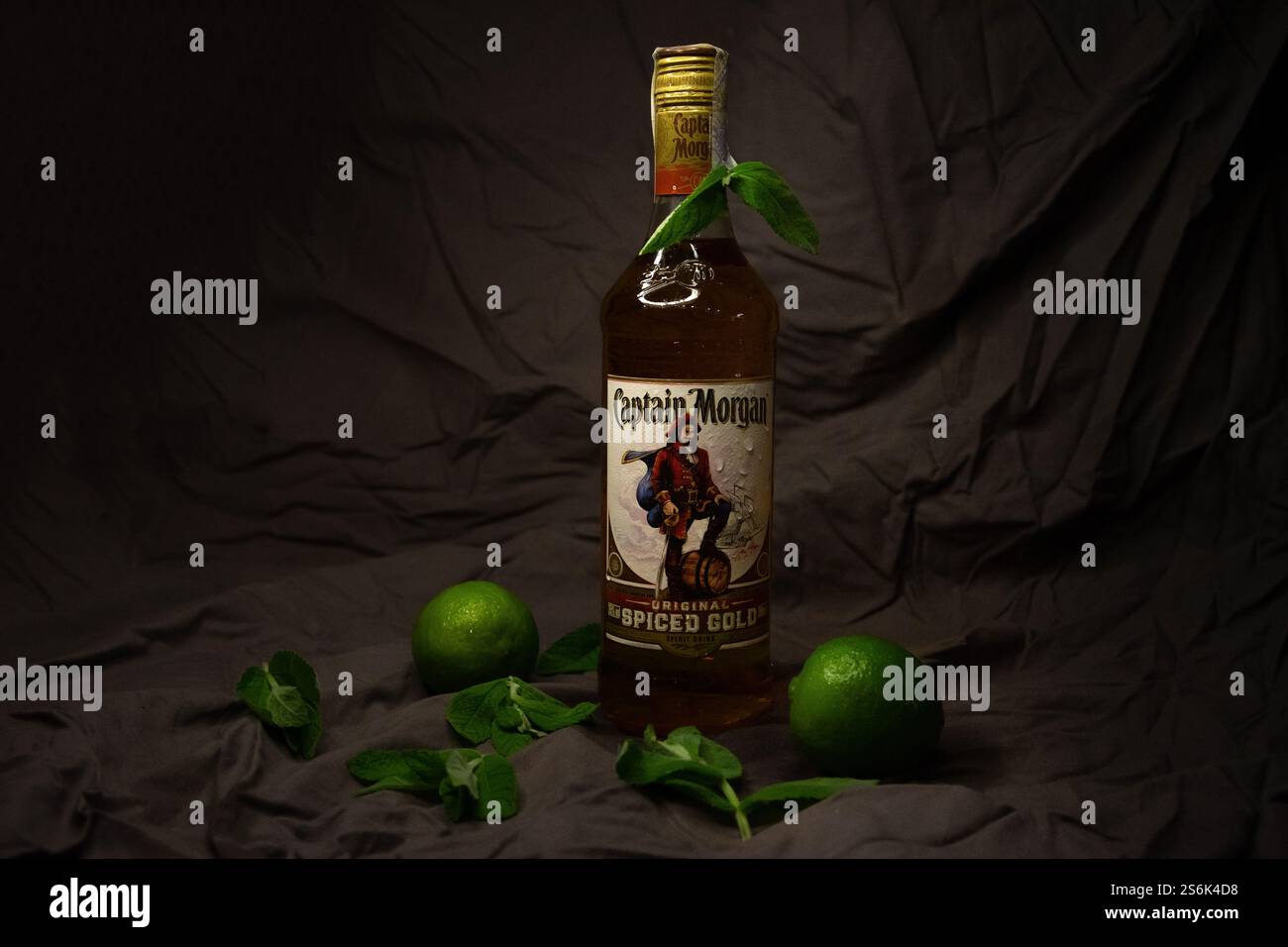 Ukraine Tchernigov, 14 août 2022... La bouteille de Captain Morgan original Spiced Gold Rum sur fond noir. Photo de haute qualité Banque D'Images