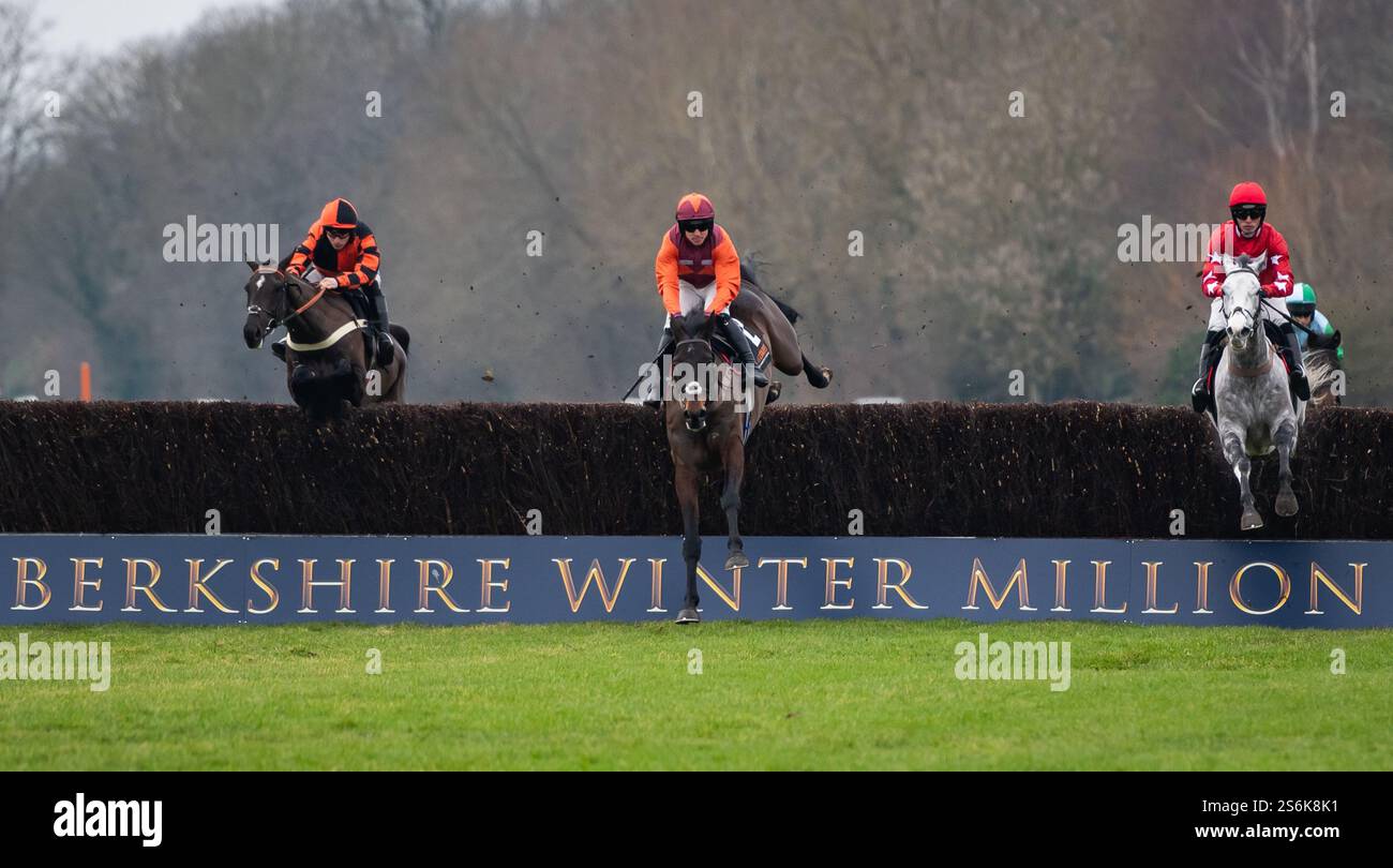 Windsor, Royaume-Uni, vendredi 17 janvier 2025 ; Gidleigh Park et le jockey Bryan Carver remportent le Grade 2 Fitzdares Lightning' Chase pour l'entraîneur Harry Fry et les propriétaires de la famille Eyre. Crédit JTW Equine images / Alamy Live News. Banque D'Images
