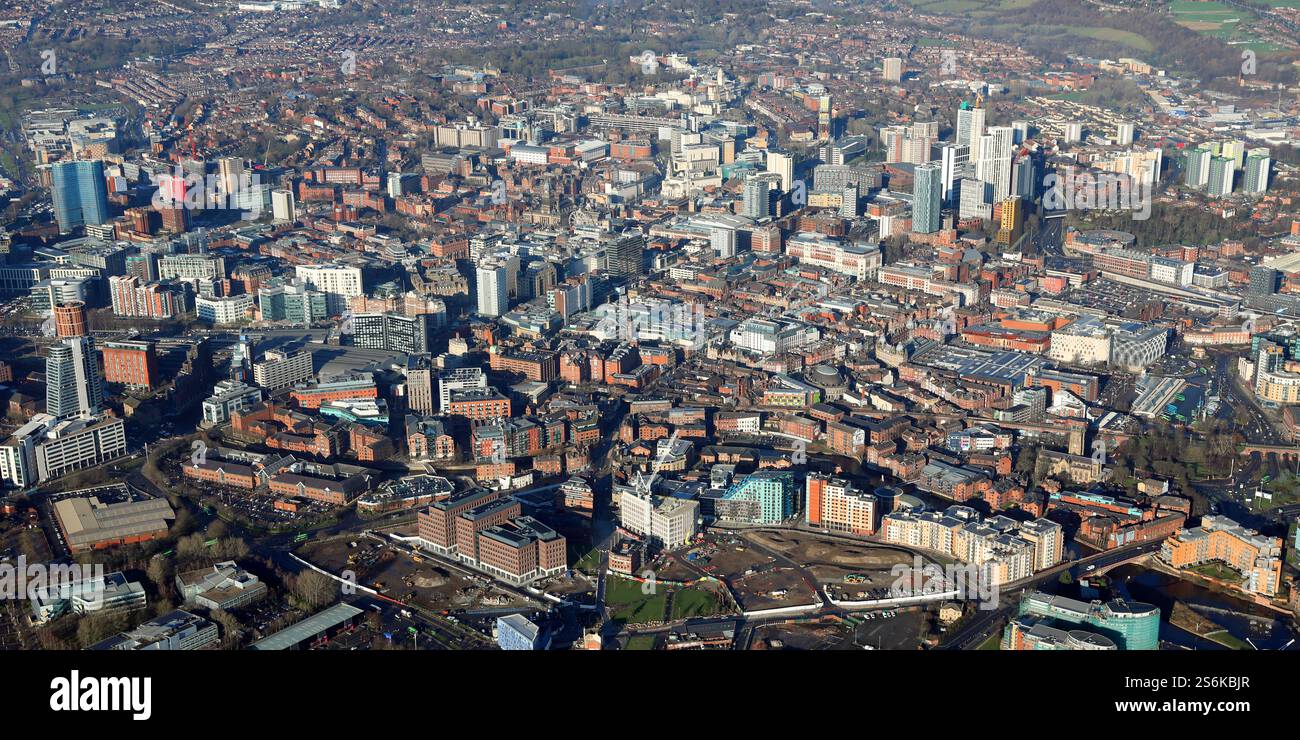 Vue aérienne (2025) du centre-ville de Leeds, viergée vers le nord de la rivière aire à la ville Banque D'Images