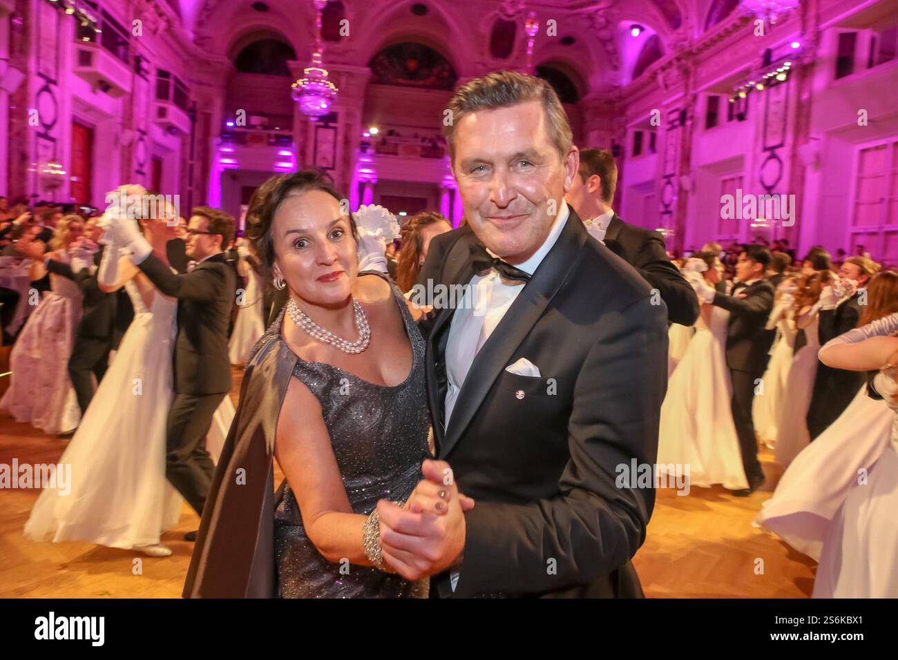 16.01.2025, Wiener Hofburg, ZUCKERBÄCKERBALL 2025 , Wiens süßester Ball im Bild : str Peter Hanke -mit Gattin, -a d Tanzparkett, -Eröffnung i Festsaal, ZUCKERBÄCKERBALL 2025 *** 16 01 2025, Vienna Hofburg, ZUCKERBÄCKERBALL 2025 , Viennas Sweetest ball in the Picture str Peter Hanke with sa femme, sur la piste de danse, ouverture dans la salle de bal, ZUCKERBÄCKERBALL 2025 Banque D'Images