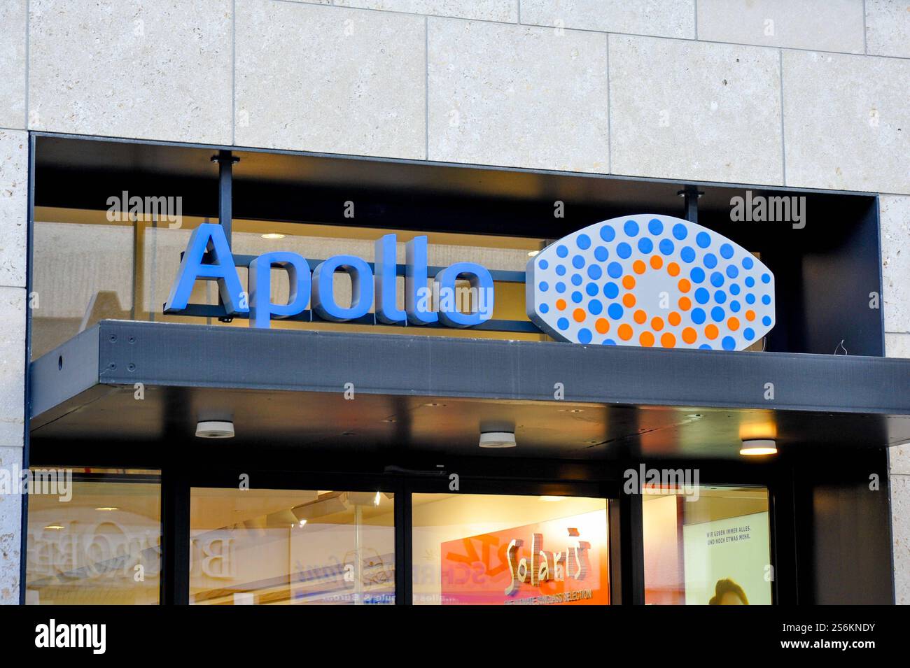 Deutschland, Baden-Wuerttemberg, Goeppingen 17.01.2025, Deutschland, GER, Bade-Wuertemberg, Goeppingen, im Bild Themenbild, Stadtansichten, Apollo Optik, Optiker, Augenoptiker, Brillen, Sehtest, Waren, Handel, Einzelhandel, Schild, logo, Reklame, Werbung Baden-Wuerttemberg *** Allemagne, Bade-Wuerttemberg, Goeppingen 17 01 2025, Allemagne, GER, Bade-Wuerttemberg, Goeppingen, dans le thème de l'image image, vues de la ville, Apollo Optik, opticien, optométriste, lunettes, test oculaire, marchandises, commerce, vente au détail, panneau, logo, publicité, publicité Baden Wuerttemberg Deutschland, Baden-Wuerttemberg, Goeppingen, Banque D'Images