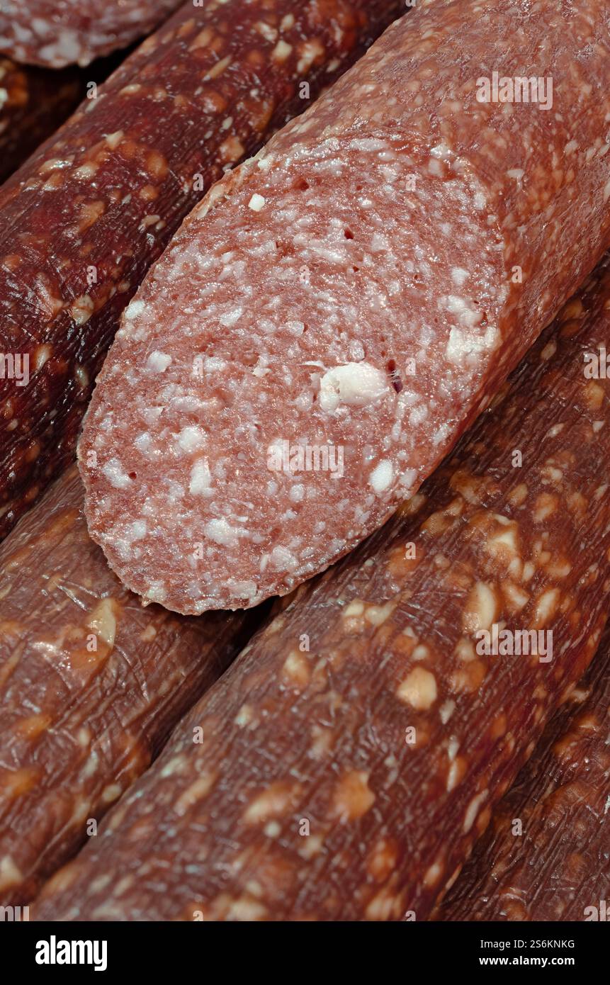 Un grand tas de saucisses fumées, fond de nourriture Banque D'Images