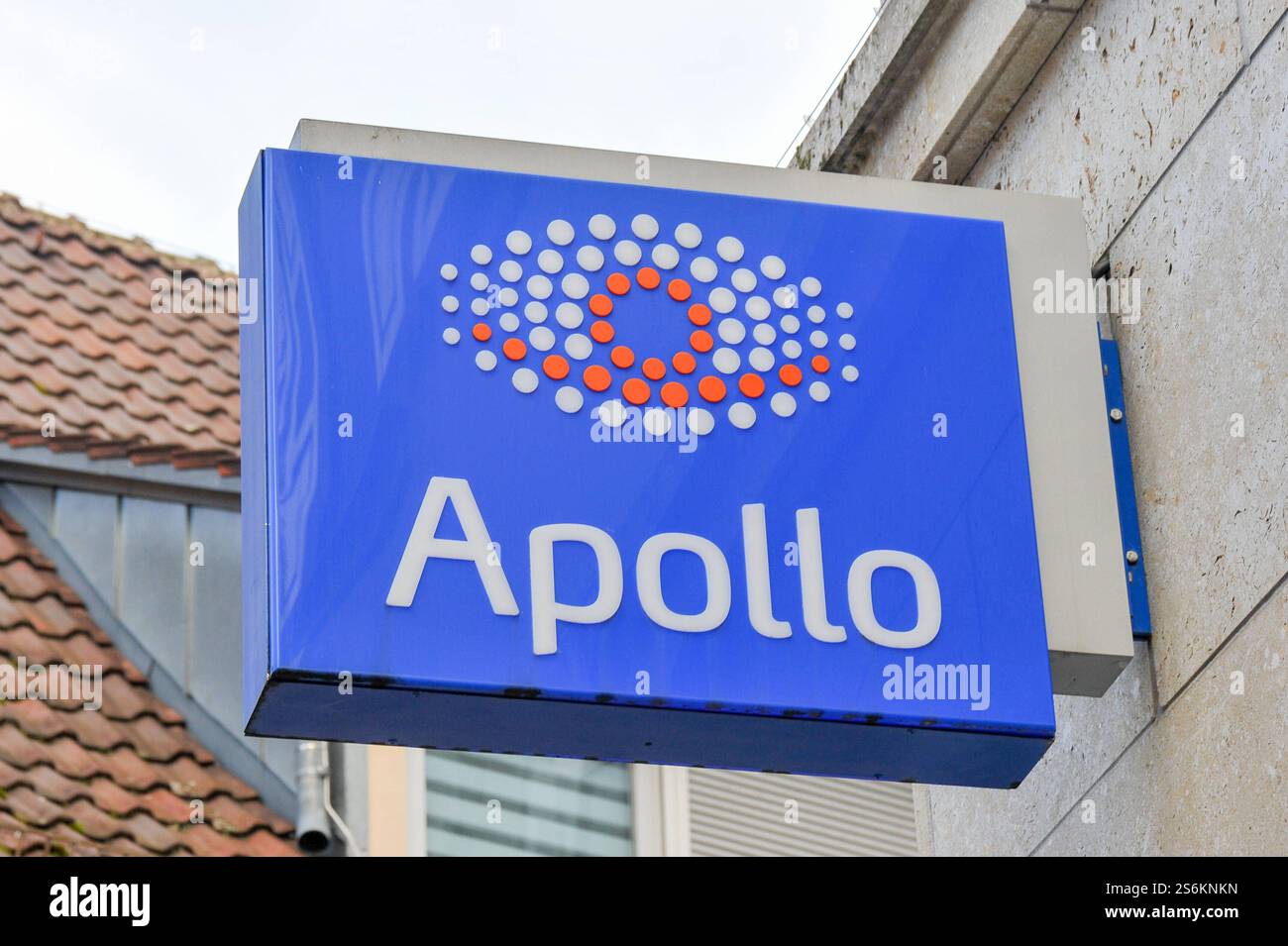 Deutschland, Baden-Wuerttemberg, Goeppingen 17.01.2025, Deutschland, GER, Bade-Wuertemberg, Goeppingen, im Bild Themenbild, Stadtansichten, Apollo Optik, Optiker, Augenoptiker, Brillen, Sehtest, Waren, Handel, Einzelhandel, Schild, logo, Reklame, Werbung Baden-Wuerttemberg *** Allemagne, Bade-Wuerttemberg, Goeppingen 17 01 2025, Allemagne, GER, Bade-Wuerttemberg, Goeppingen, dans le thème de l'image image, vues de la ville, Apollo Optik, opticien, optométriste, lunettes, test oculaire, marchandises, commerce, vente au détail, panneau, logo, publicité, publicité Baden Wuerttemberg Deutschland, Baden-Wuerttemberg, Goeppingen, Banque D'Images