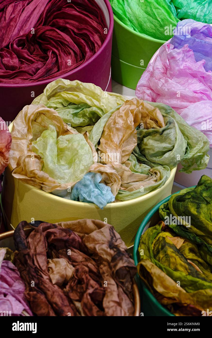 Groupe de foulards en soie multicolores avec un design abstrait batik Banque D'Images