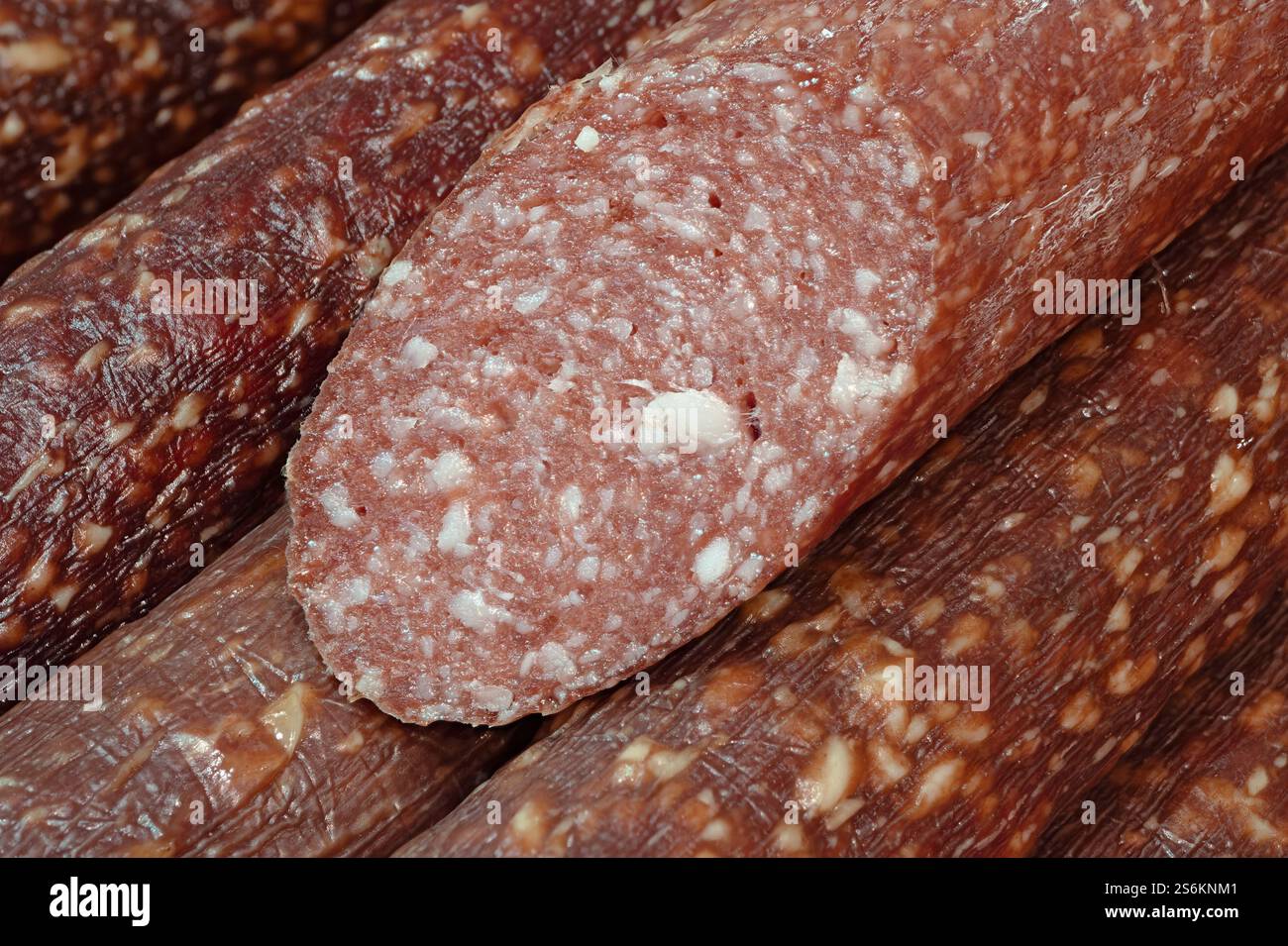 Un grand tas de saucisses fumées, fond de nourriture Banque D'Images