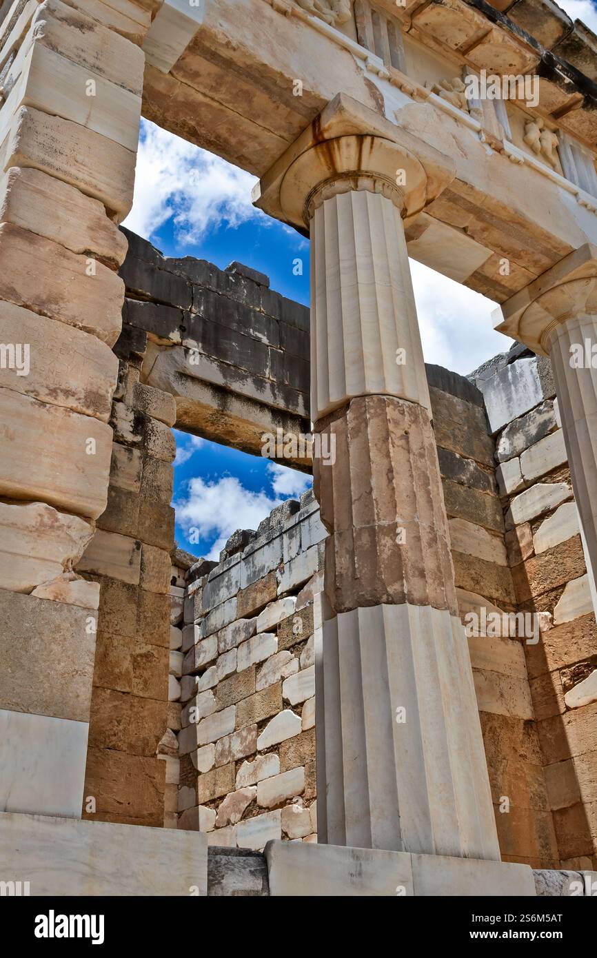 Le Trésor athénien à Delphes, en Grèce, présentant ses impressionnantes colonnes doriques et frise ornée, situé au milieu des ruines sacrées de l'ancien oracle Banque D'Images