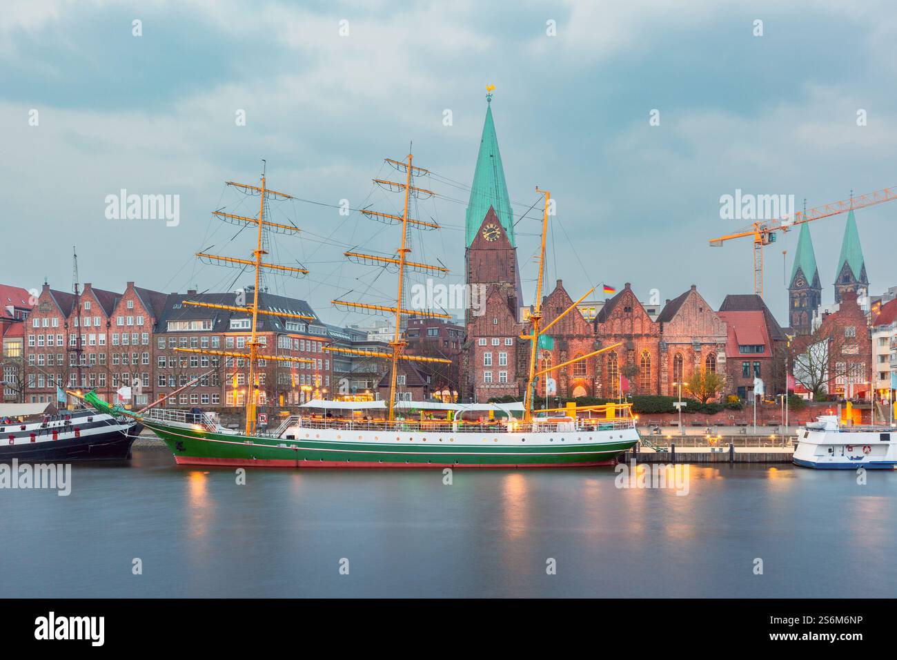 Vue de navires amarrés sur la rivière Weser à Brême, Allemagne, avec l'église de Martin Banque D'Images