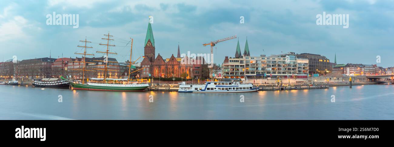 Vue de navires amarrés sur la rivière Weser à Brême, Allemagne, avec l'église de Martin Banque D'Images