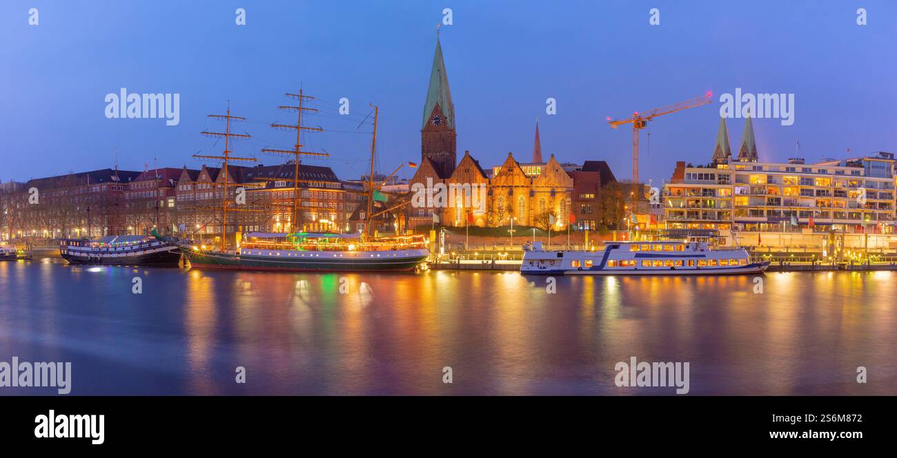 Vue de navires amarrés sur la rivière Weser à Brême, Allemagne, avec l'église de Martin Banque D'Images