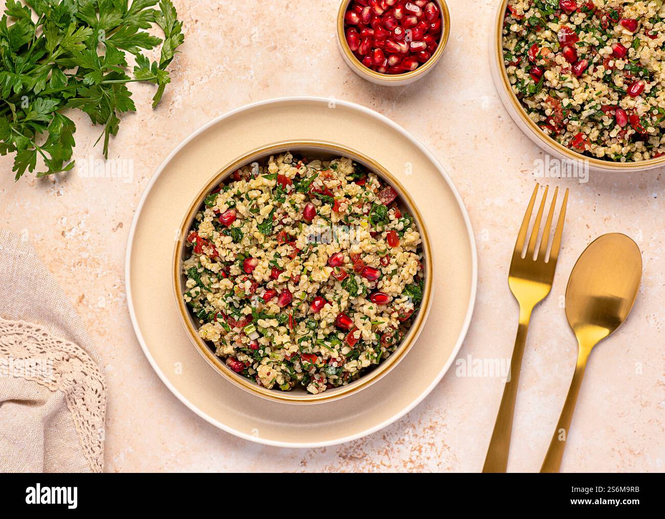 Photographie alimentaire de tabouleh salade avec grenade, boulgour ; persil, menthe, tomate, oignon de printemps, plat végétalien, cuisine arabe Banque D'Images
