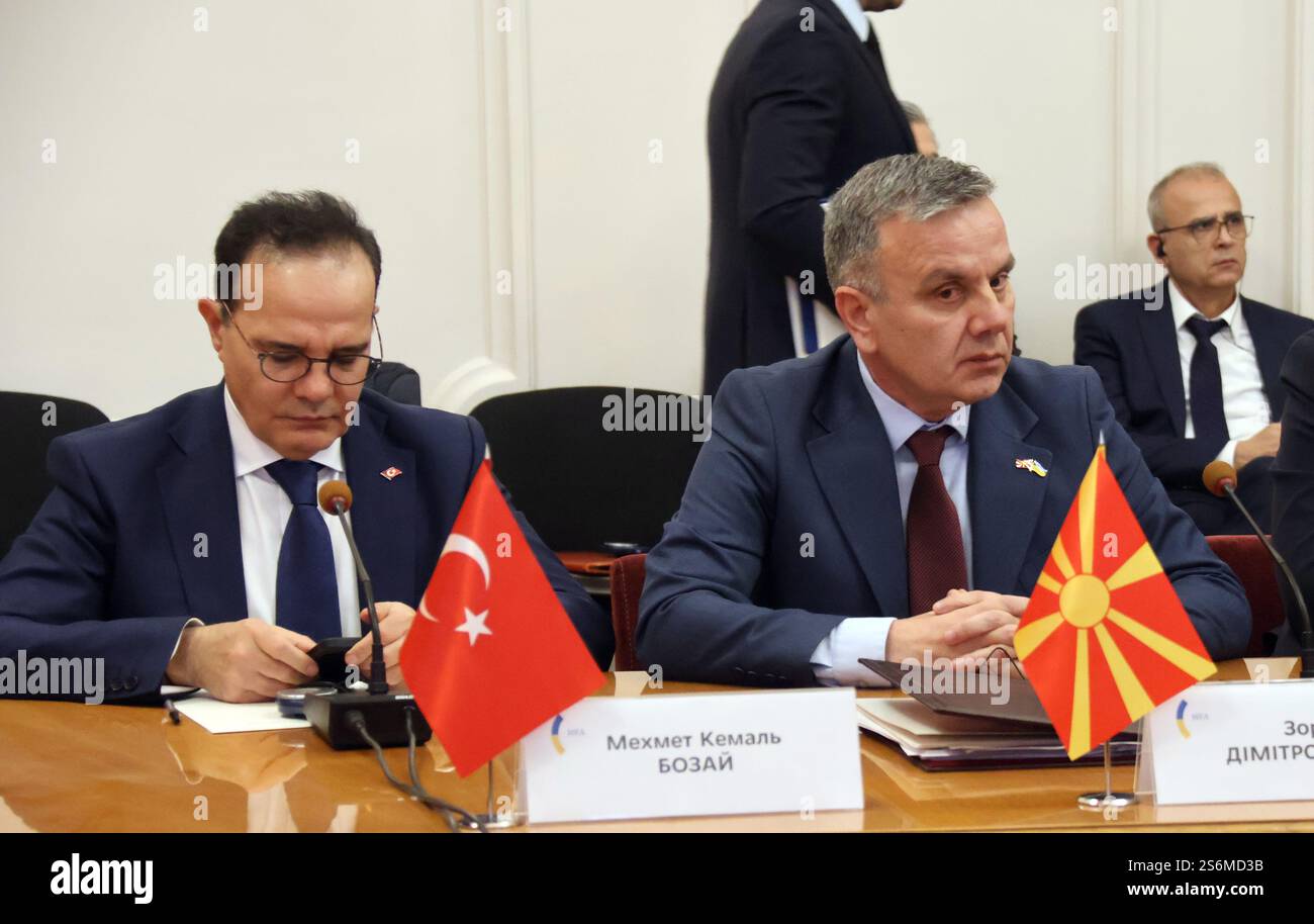KIEV, UKRAINE - le 17 JANVIER 2025 - le vice-ministre des Affaires étrangères de la République de Turkiye Mehmet Kemal Bozay (à gauche) et le vice-ministre des Affaires étrangères et du commerce extérieur de la République de Macédoine du Nord Zoran Dimitrovski assistent à une conférence de presse conjointe des participants de la première réunion ministérielle des Affaires étrangères Ukraine-Europe du Sud-est, Kiev, capitale de l'Ukraine. (Photo de Oleksandr Klymenko/Ukrinform) Banque D'Images