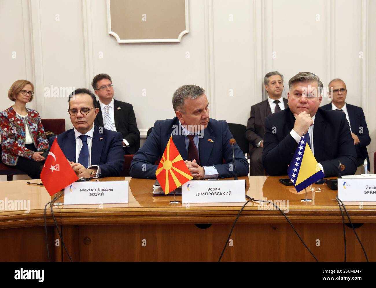 KIEV, UKRAINE - le 17 JANVIER 2025 - le vice-ministre des Affaires étrangères de la République de Turkiye Mehmet Kemal Bozay, le vice-ministre des Affaires étrangères et du commerce extérieur de la République de Macédoine du Nord Zoran Dimitrovski et le vice-ministre des Affaires étrangères de Bosnie-Herzégovine Josip Brkic (de gauche à droite) assistent à une conférence de presse conjointe des participants à la première réunion des ministres des Affaires étrangères Ukraine - Europe du Sud-est, Kiev, capitale de l'Ukraine. (Photo de Oleksandr Klymenko/Ukrinform) Banque D'Images