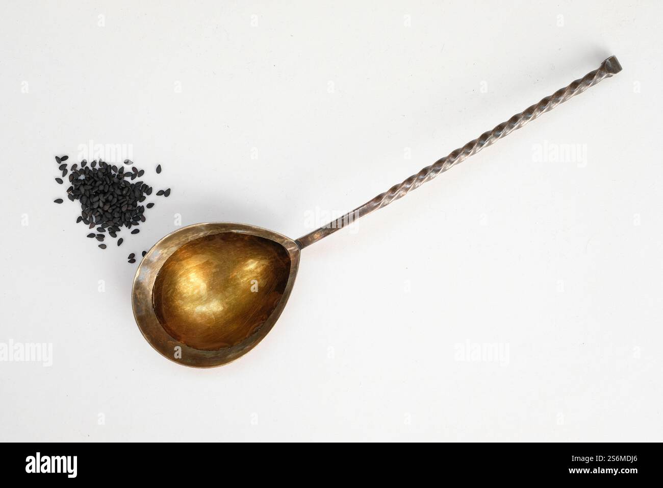 Huile de sésame noire dans la cuillère en métal. Copier l'espace. Minimalisme. Banque D'Images