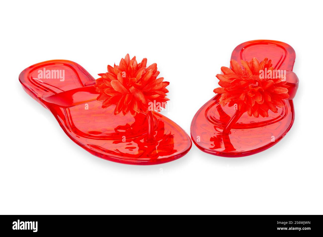 Tongs rouges avec des fleurs coupées sur fond blanc Banque D'Images