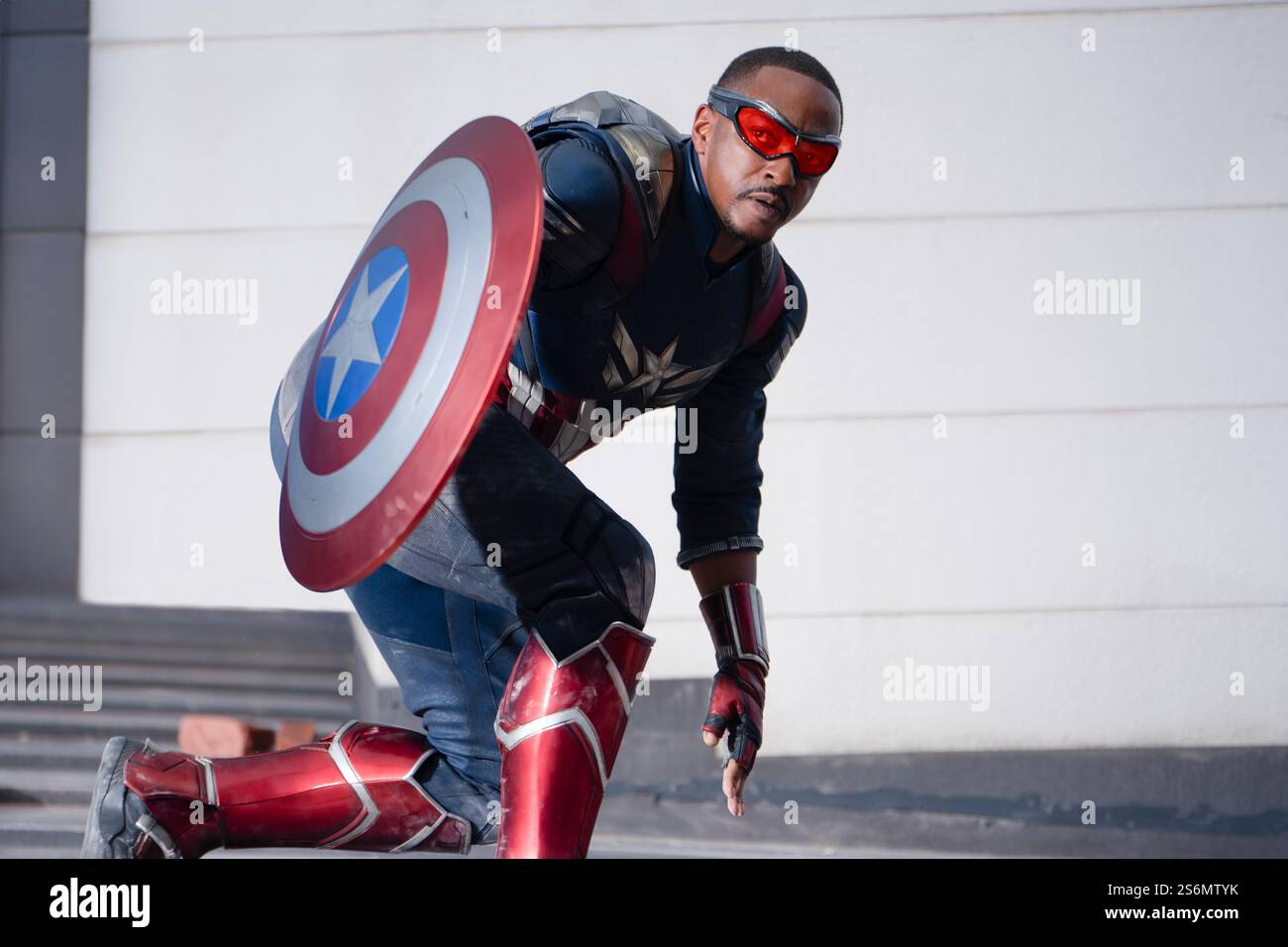 Captain America : Brave New World (2024) réalisé par Julius Onah et mettant en vedette Anthony Mackie, en tant que nouveau Captain America confronté aux menaces mondiales modernes dans cette aventure Marvel bourrée d'action. Photographie publicitaire ***USAGE ÉDITORIAL SEULEMENT***. Crédit : BFA / Eli Adé / Walt Disney Studios Banque D'Images