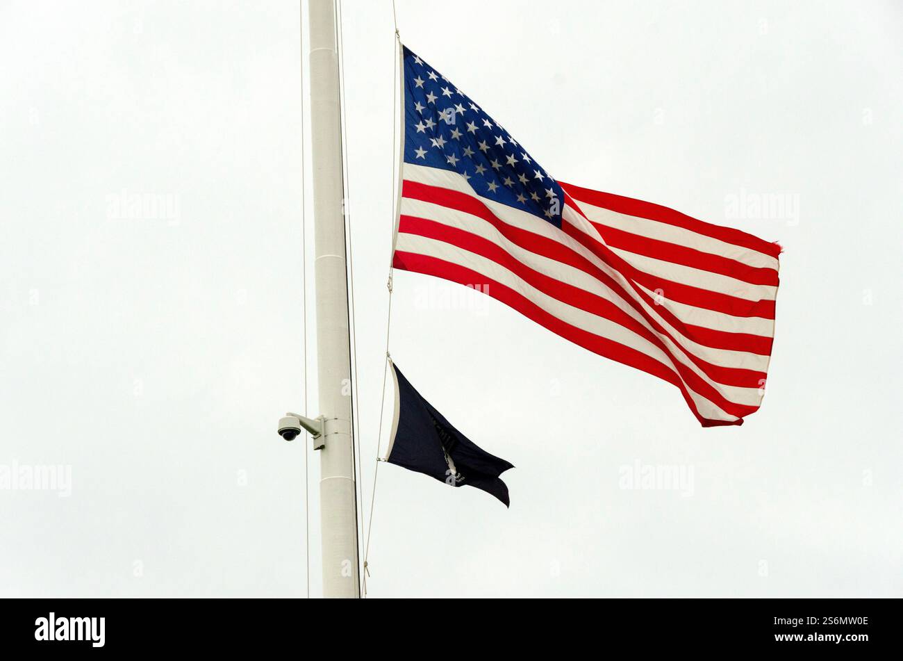 Drapeau AMÉRICAIN et BLCK Lives Matter drapeau en Berne sur le mât du drapeau Banque D'Images