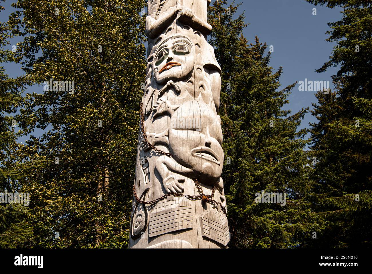 Grand totem en bois des Indiens Tlingit - Alaska Banque D'Images