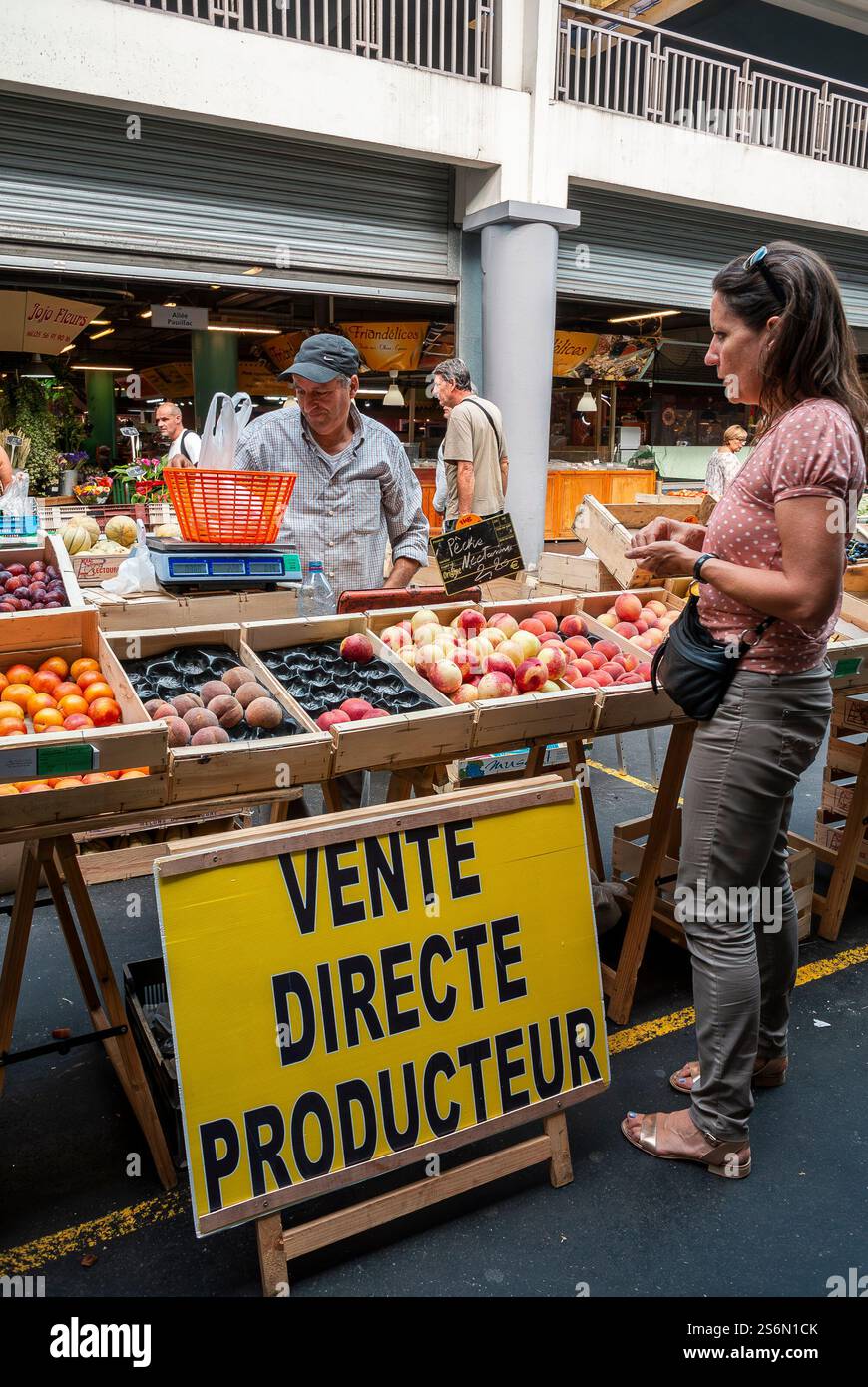 Bordeaux, France, vue, Inside French People Woman in Shopping Center, Food Market, 'marché des Capucins » Direct to Consumer Display, épicerie Banque D'Images