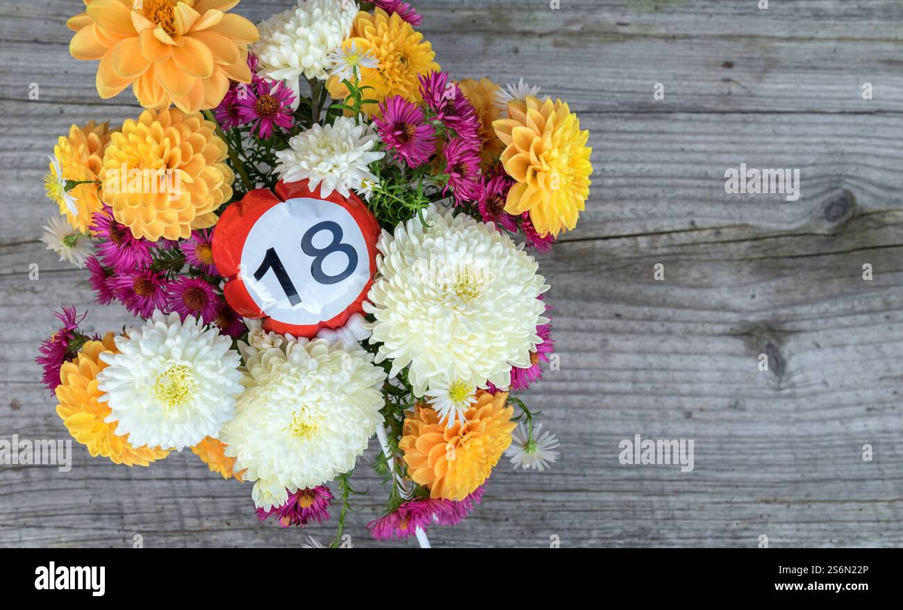 Bouquet automnal de fleurs avec ballon pour 18ème anniversaire Banque D'Images