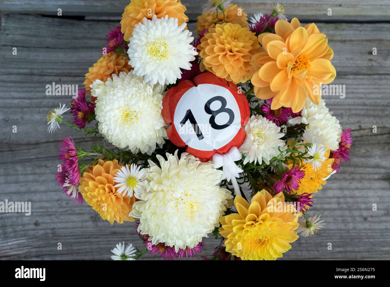 Bouquet automnal de fleurs avec ballon pour un 18ème anniversaire Banque D'Images