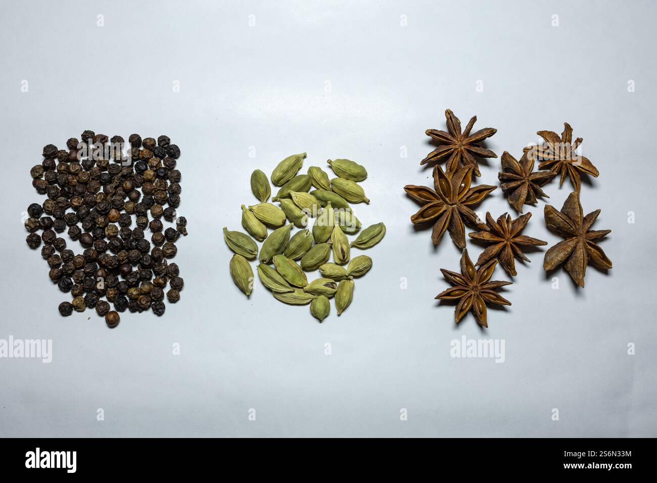 poivre noir brut frais, cardamome et anis étoilé dans la lumière de studio prise sur fond blanc Banque D'Images