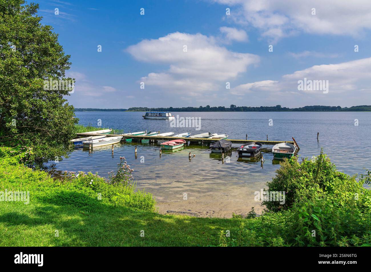 Vue des bateaux sur la jetée dans la ville de Zarrentin am Schaalsee. Banque D'Images