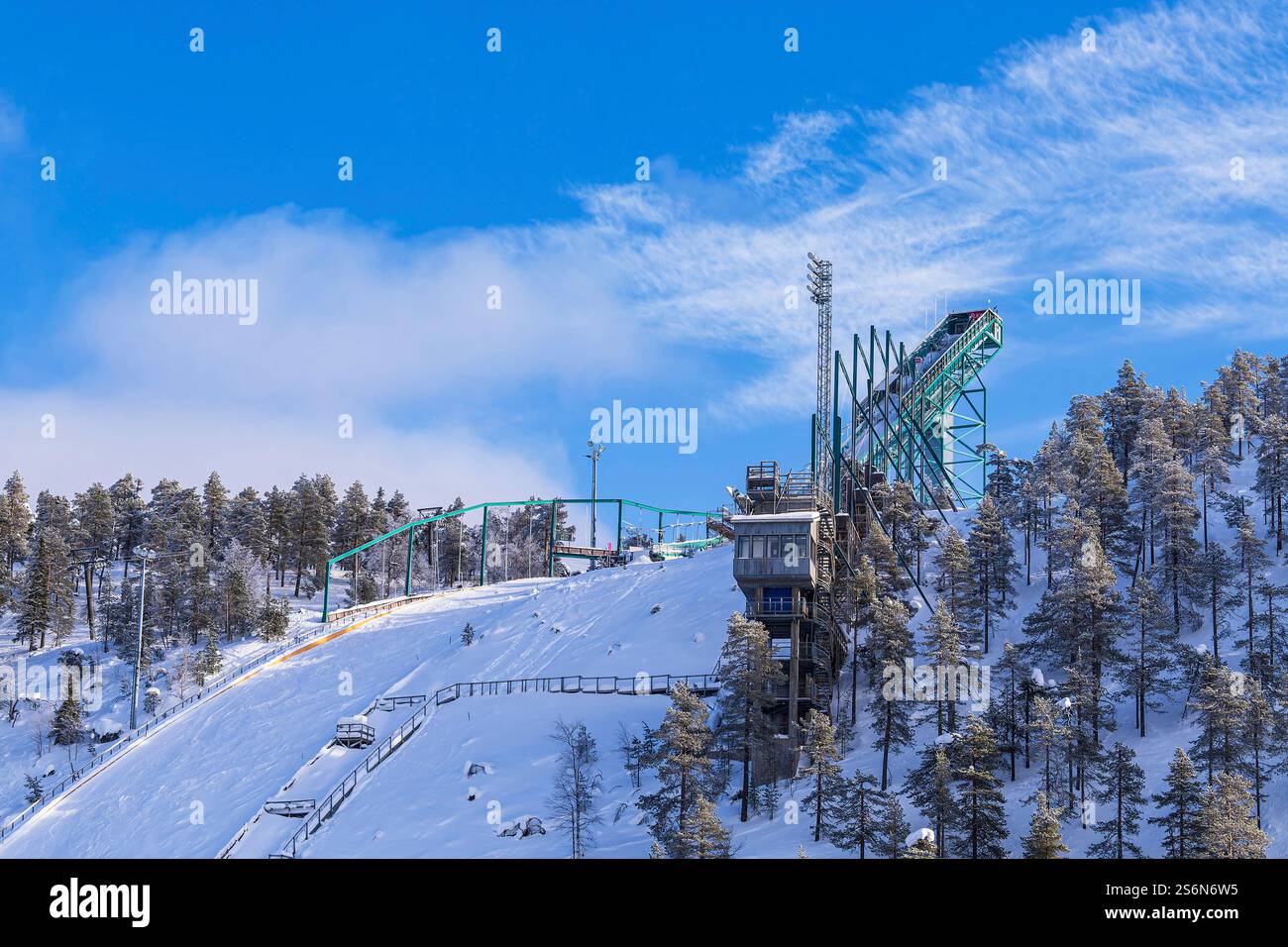 Paysage avec neige et saut à ski en hiver à Ruka, Finlande. Banque D'Images