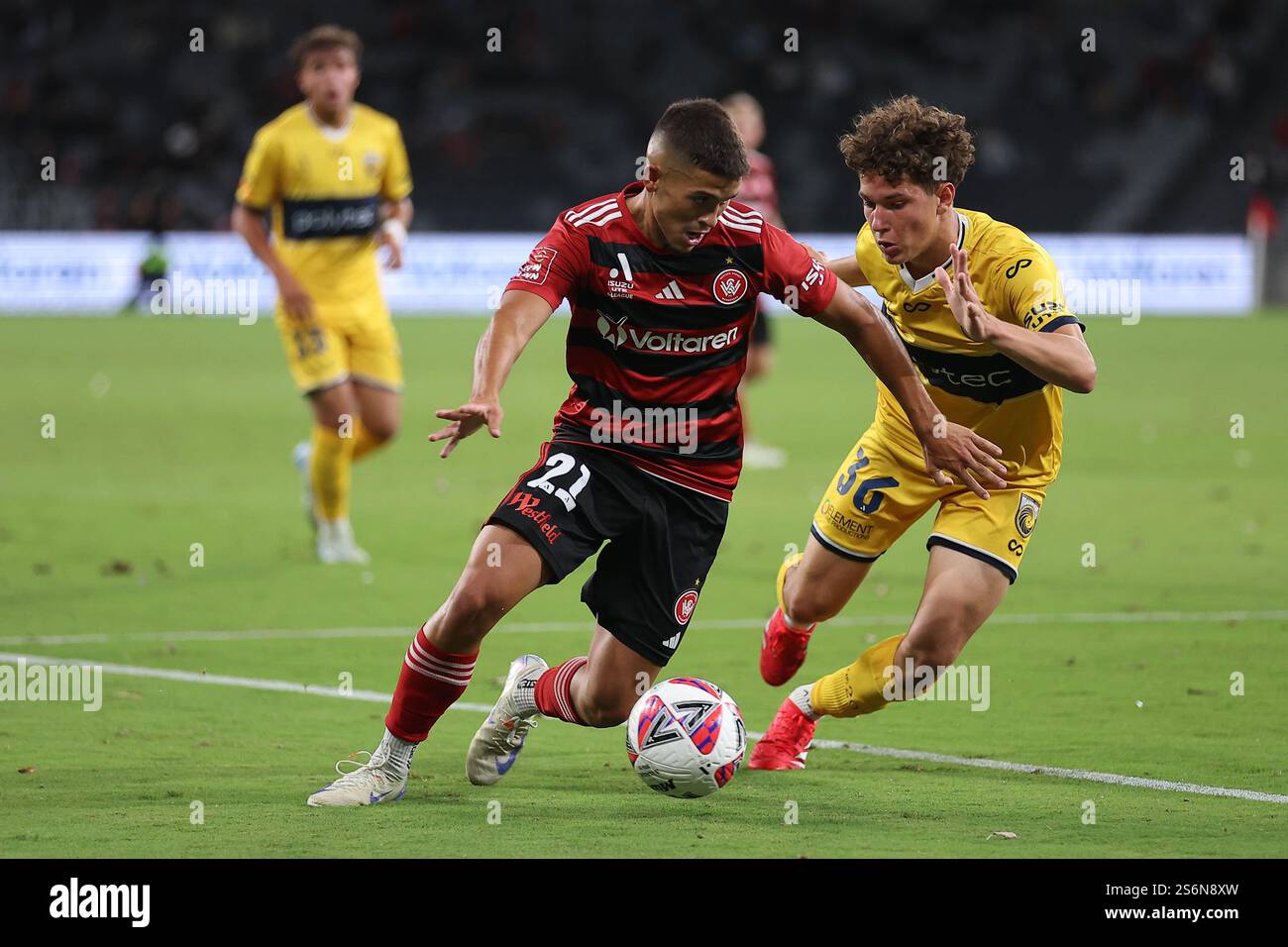 17 janvier 2025 ; CommBank Stadium, Sydney, NSW, Australie : a-League Football, WESTERN Sydney Wanderers contre Central Coast Mariners ; Aydan Hammond de Western Sydney Wanderers affronte haine Anthony Eames de Central Coast Mariners Banque D'Images