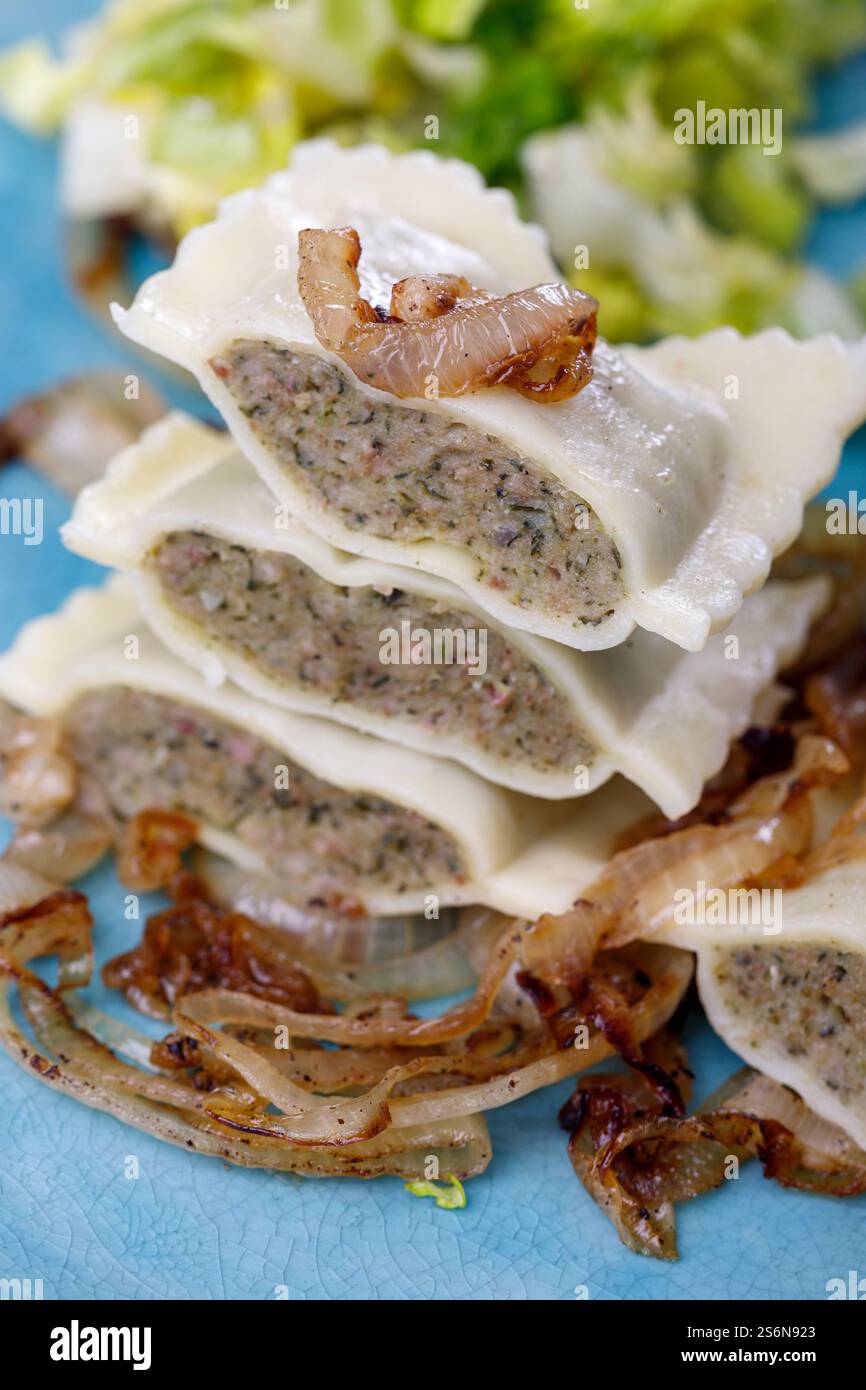 Moitiés de pâtes souabe Maultaschen avec salade Banque D'Images