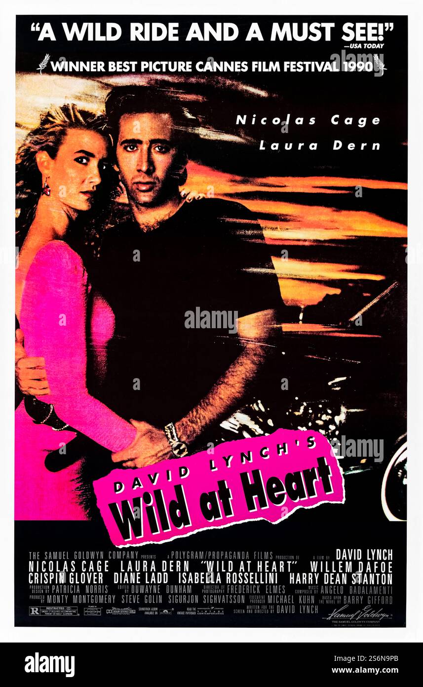 Wild at Heart (1990) réalisé par David Lynch et mettant en vedette Nicolas cage, Laura Dern et Willem Dafoe. Young Lovers Sailor et Lula courent de la variété de bizarres que la mère de Lula a embauché pour tuer Sailor. Photographie d'une affiche originale américaine d'une feuille de 1990 ***USAGE ÉDITORIAL SEULEMENT. Crédit : BFA / The Samuel Goldwyn Company Banque D'Images Wild at Heart (1990) réalisé par David Lynch et mettant en vedette Nicolas cage, Laura Dern et Willem Dafoe. Young Lovers Sailor et Lula courent de la variété de bizarres que la mère de Lula a embauché pour tuer Sailor. Photographie d'une affiche originale américaine d'une feuille de 1990 ***USAGE ÉDITORIAL SEULEMENT. Crédit : BFA / The Samuel Goldwyn Company Banque D'Images