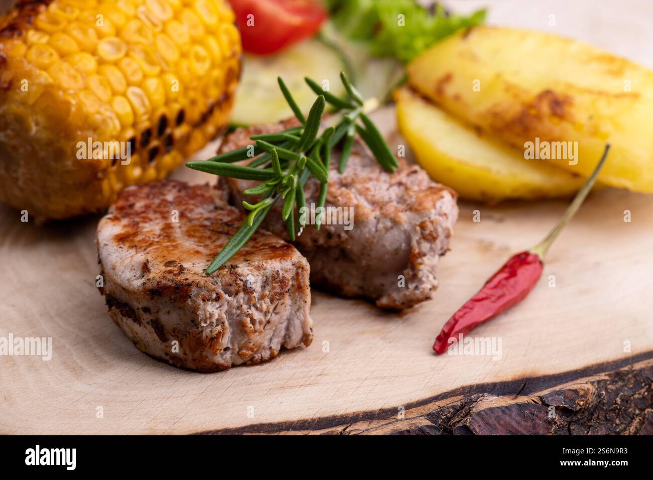 Filet de porc grillé sur bois Banque D'Images