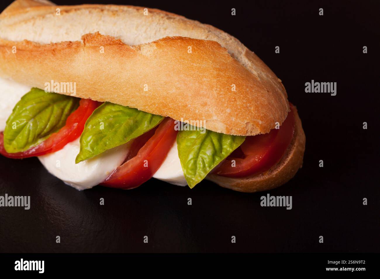Sandwich italien à la mozzarella et à la tomate sur ardoise Banque D'Images
