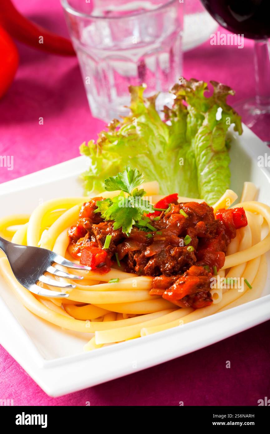 Goulash hongrois aux nouilles macaroni Banque D'Images