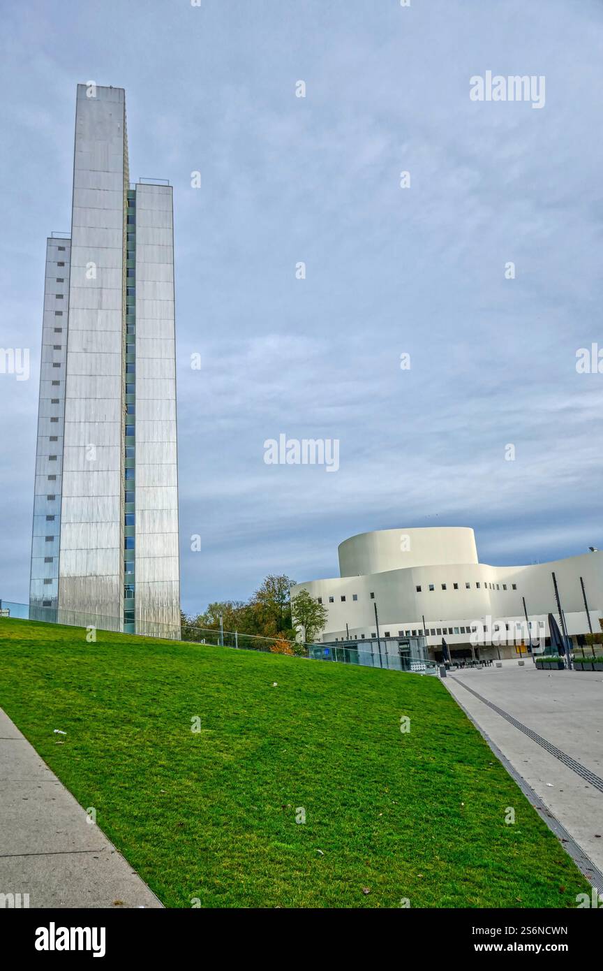Gratte-ciel et théâtre moderne à Dusseldorf Banque D'Images