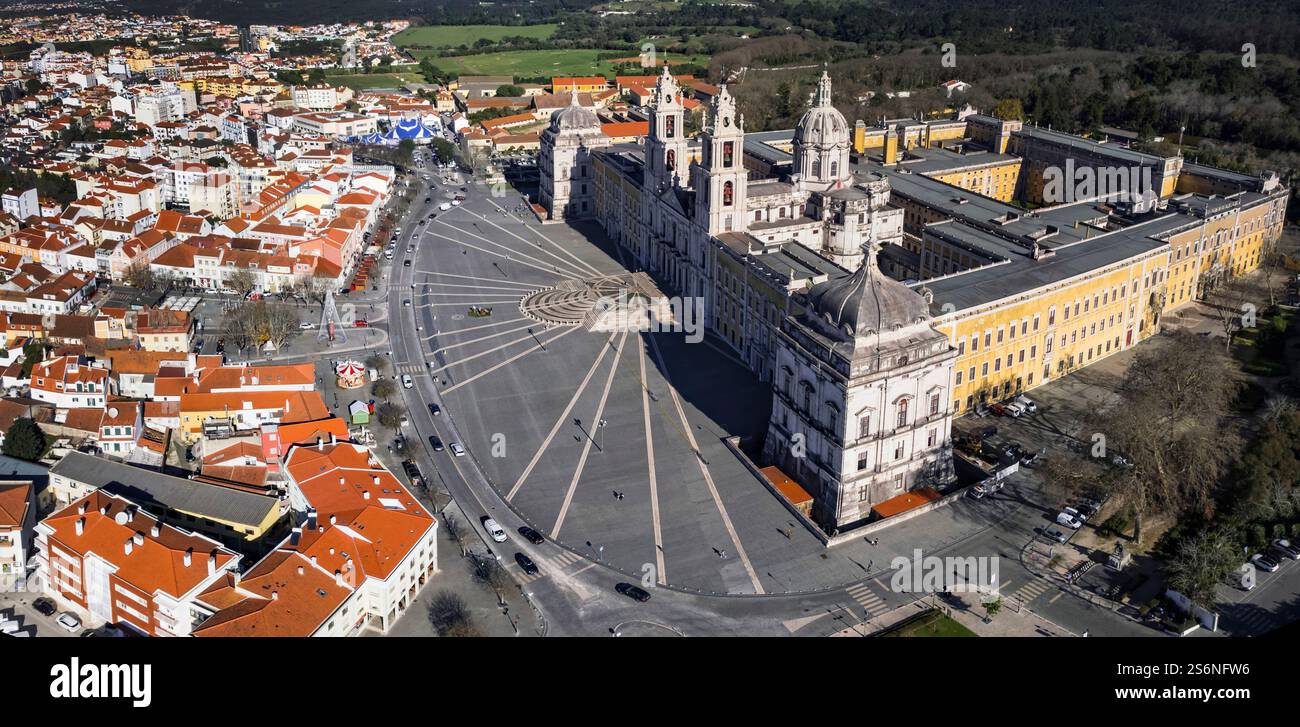 Monuments du Portugal et lieux célèbres. Palais national de Mafra, style barocco. Site du patrimoine de l'UNESCO. Vue aérienne d'un drone à grand angle Banque D'Images
