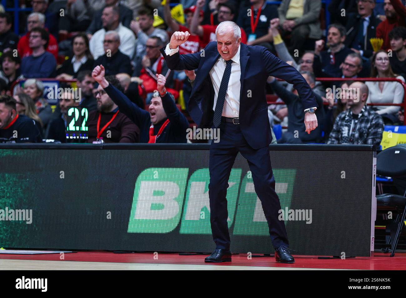 Milan, Italien. 16 janvier 2025. Zeljko Obradovic entraîneur-chef de Partizan Mozzart Bet Belgrade réagit lors du match de la saison régulière de Turkish Airlines EuroLeague 2024/25 Round 22 entre EA7 Emporio Armani Milan et Partizan Mozzart Bet Belgrade au Forum Unipol. Score final EA7 Emporio Armani Milan 70 | 90 Partizan Mozzart Bet Belgrade crédit : dpa/Alamy Live News Banque D'Images