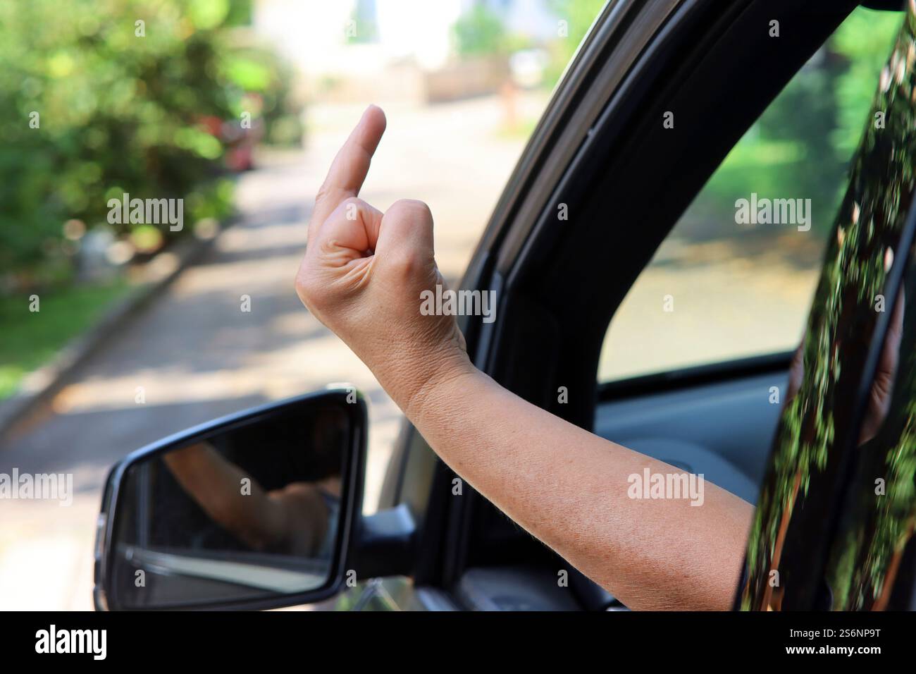 Le conducteur donne le majeur Banque D'Images