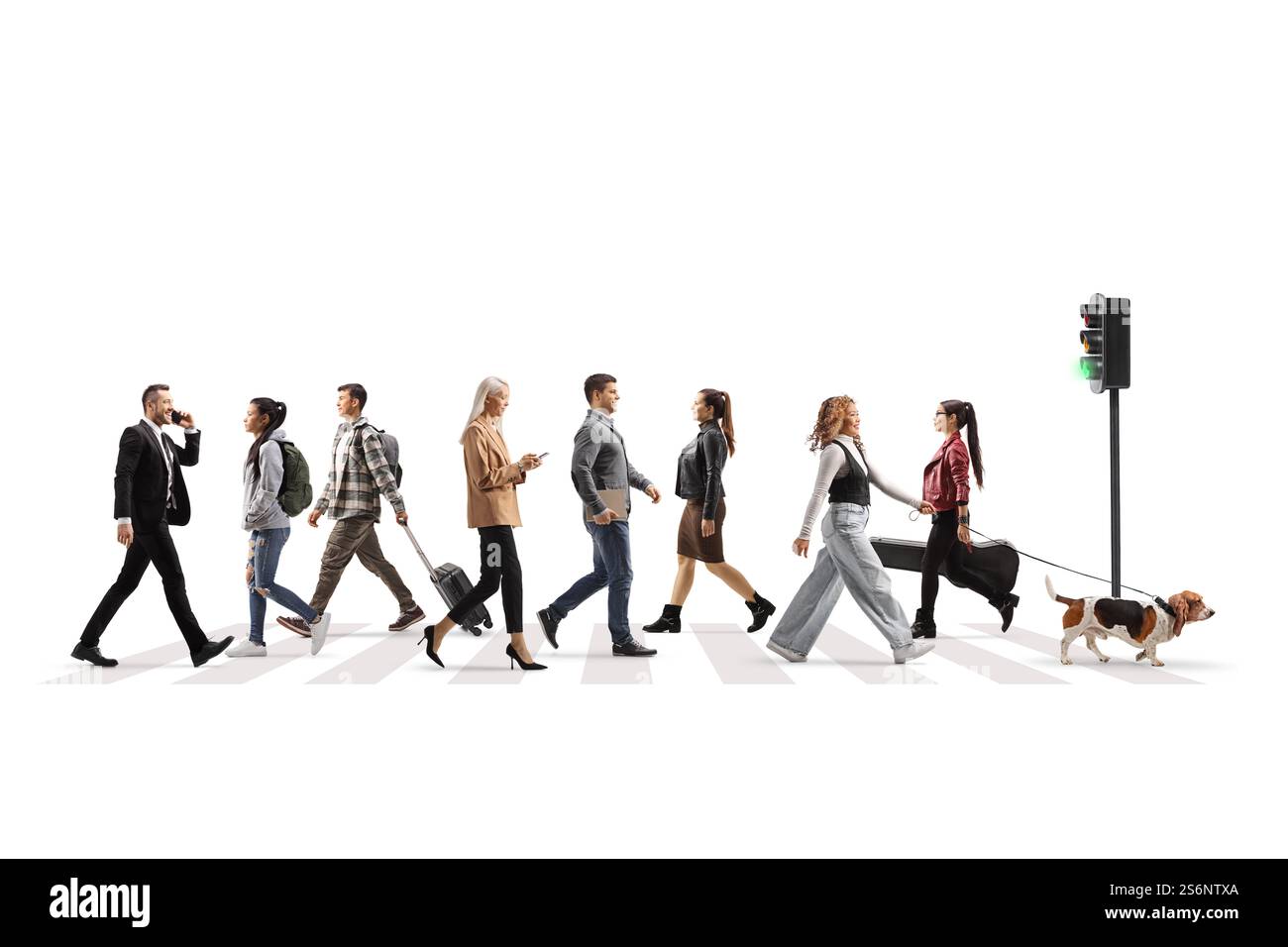 Rue bondée avec des piétons, des gens occupés traversant au feu vert isolé sur fond blanc Banque D'Images