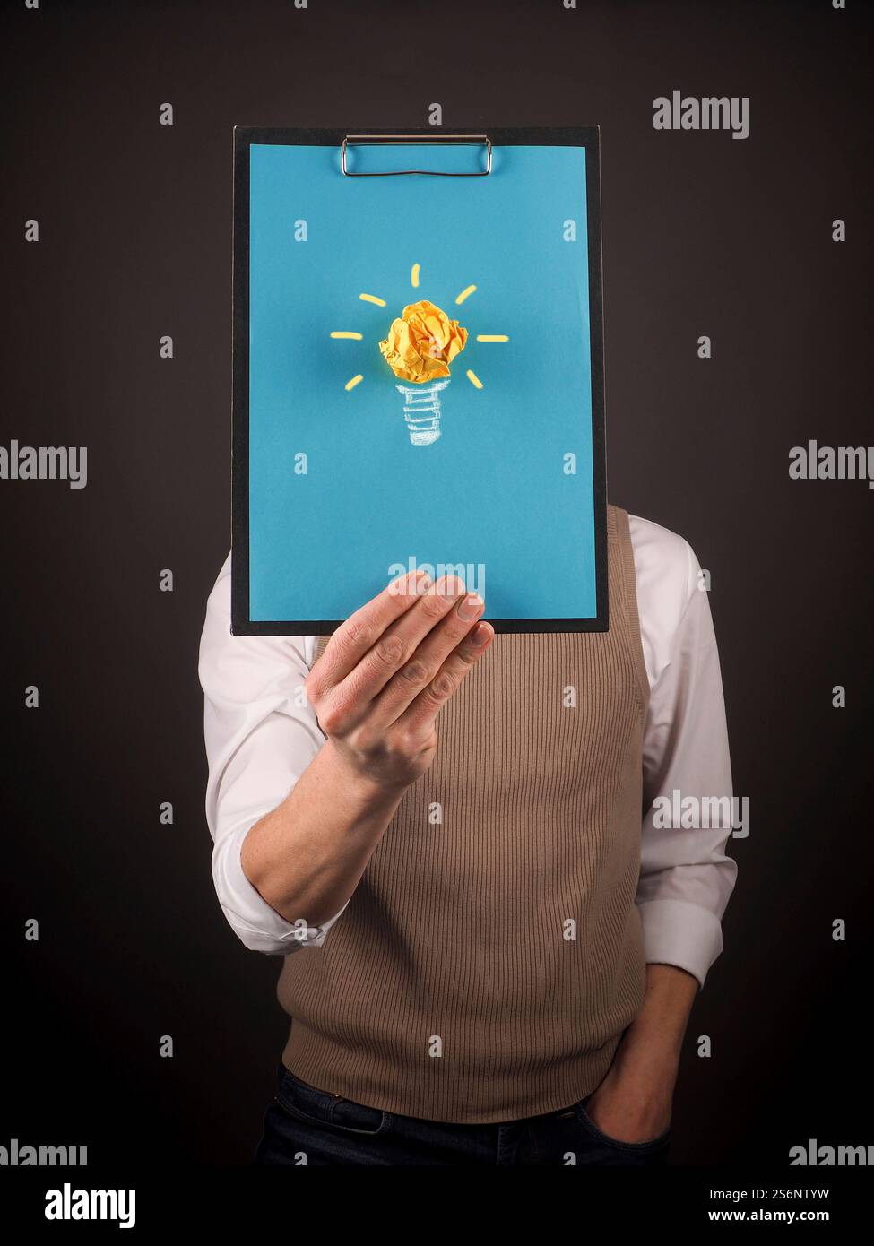 Business man holding un presse-papiers avec une idée symbole de papier froissé Banque D'Images