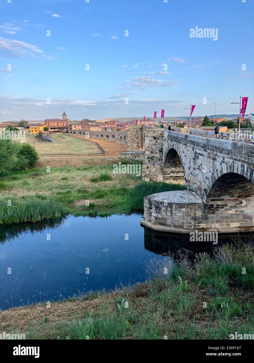 Pont sur la rivière Óbrigo, Leon y Castille, Espagne, Camino Frances, Camino de Santiago, Espagne - Image de stock capturée avec un smartphone