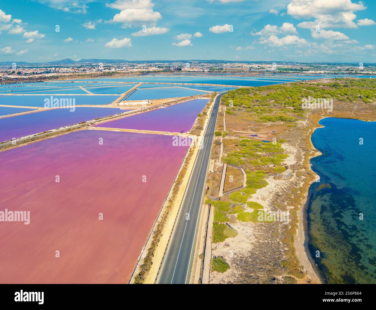 Lac rose dans la ville de San Pedro del Pinatar, Espagne Europe. San Pedro Salt Flats. Vue aérienne Banque D'Images