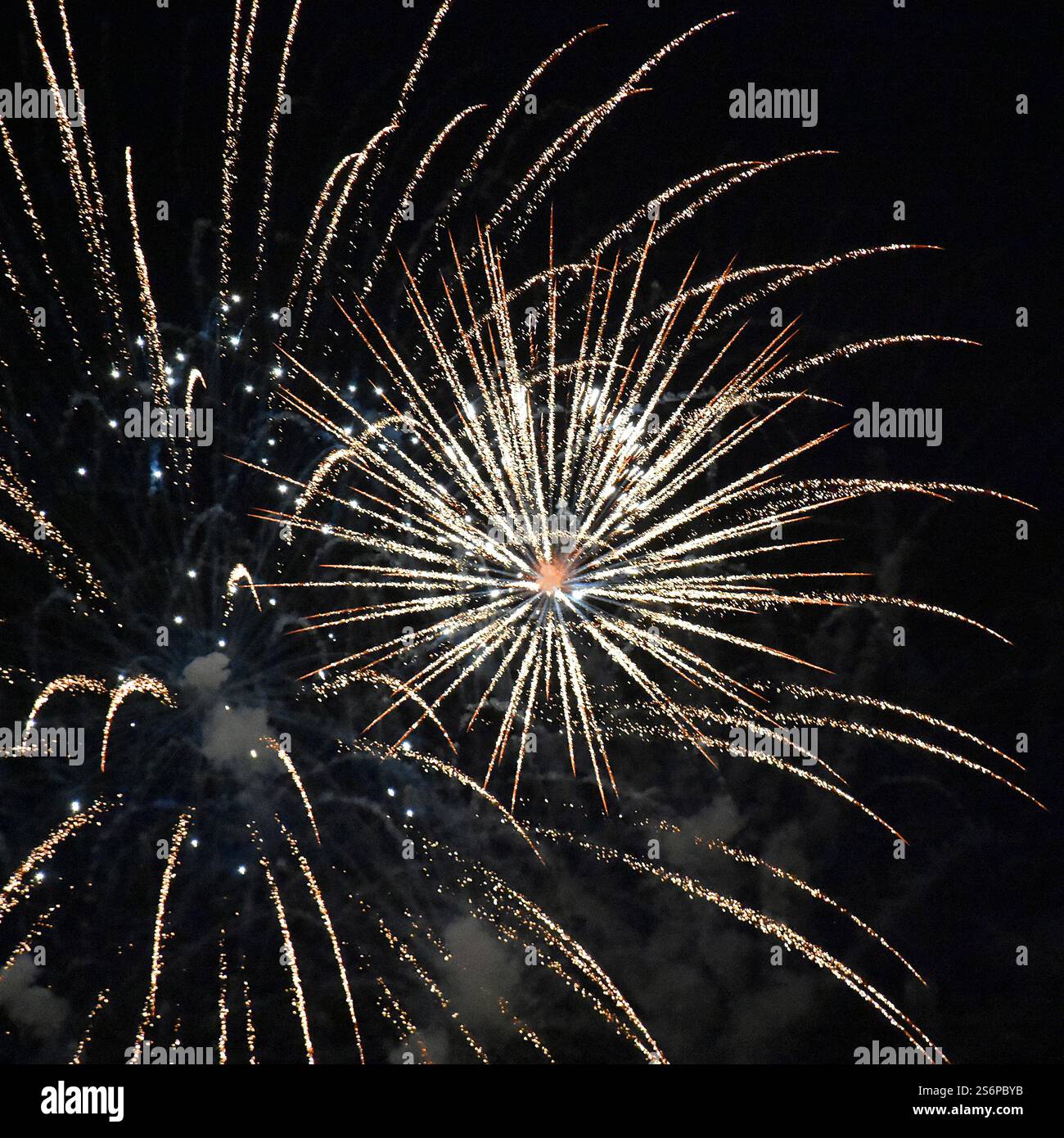 Feux d'artifice - traînées de lumière et de fumée d'arme à feu Banque D'Images