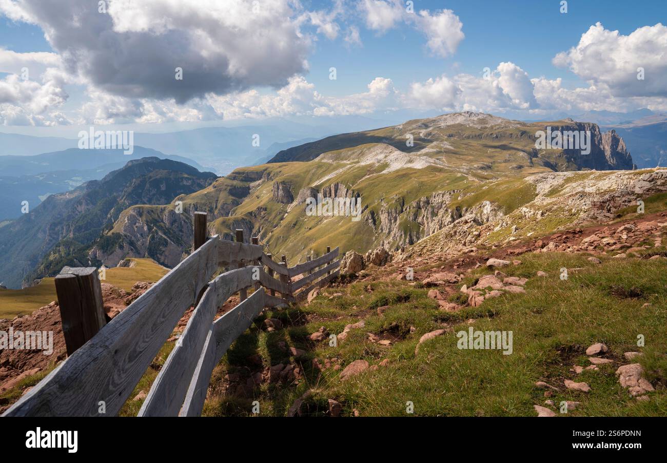Image panoramique de paysage dans le Tyrol du Sud avec la célèbre montagne Schlern, Italie, Europe Banque D'Images