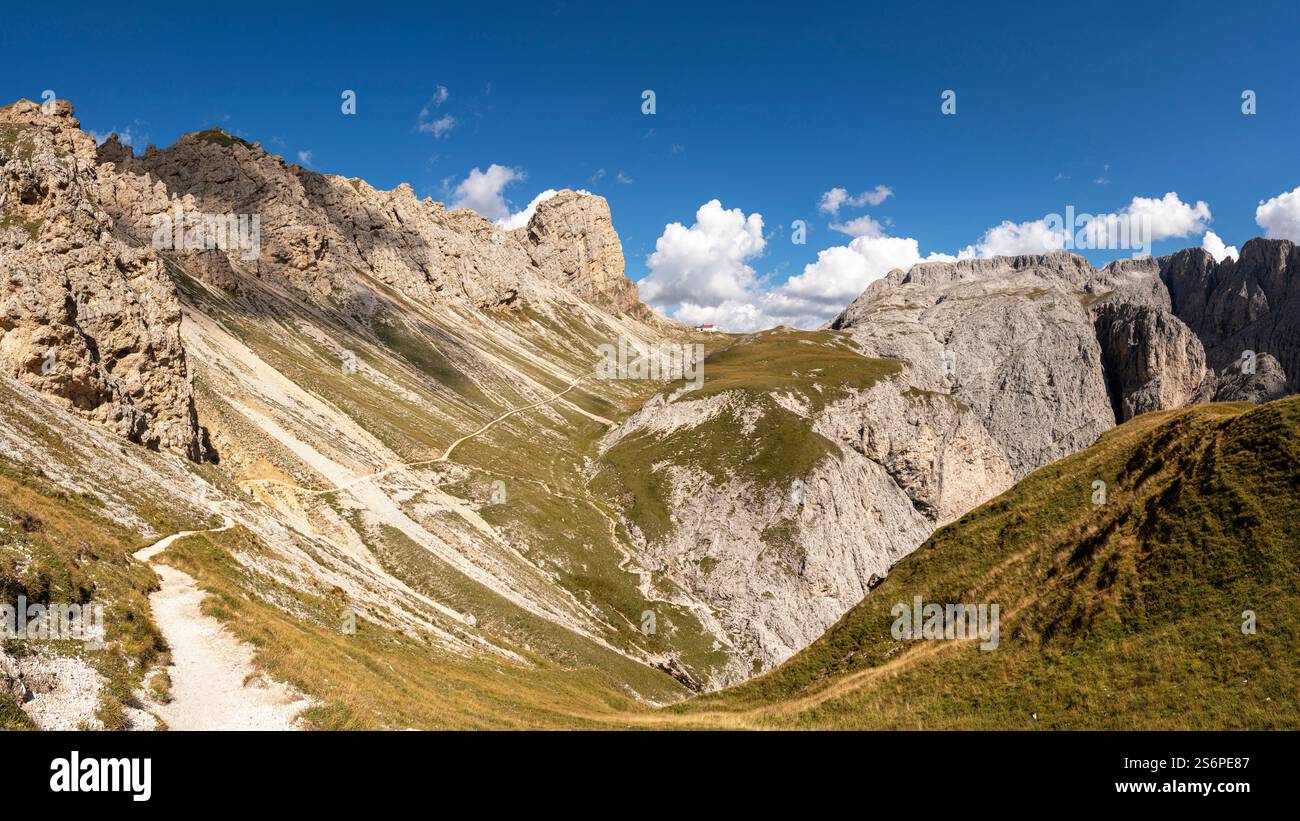 Image panoramique de paysage dans le Tyrol du Sud avec la célèbre montagne Schlern, Italie, Europe Banque D'Images